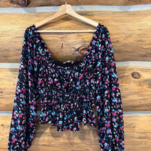 Load image into Gallery viewer, Leyden Smocked Crop Top size Medium