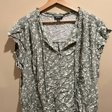 Load image into Gallery viewer, Buffalo David Bitton Floral Top size XXL