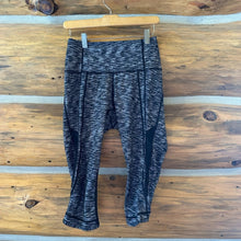 Load image into Gallery viewer, Lululemon Drop It Like It’s Hot Crop size 6

