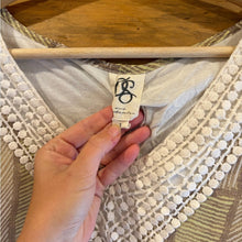 Load image into Gallery viewer, Anthropologie One September V Neck size S
