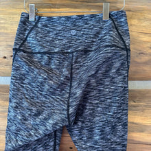 Load image into Gallery viewer, Lululemon Drop It Like It’s Hot Crop size 6
