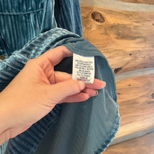 Load image into Gallery viewer, NWT Umgee Crushed Velvet Button Down size M
