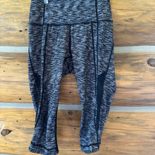 Load image into Gallery viewer, Lululemon Drop It Like It’s Hot Crop size 6
