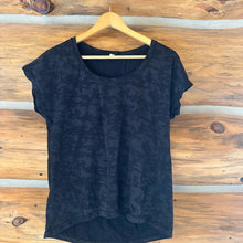 Load image into Gallery viewer, Lululemon Miles Ahead Short Sleeve Camo size 6
