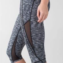 Load image into Gallery viewer, Lululemon Drop It Like It’s Hot Crop size 6
