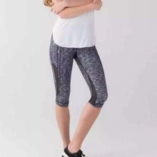 Load image into Gallery viewer, Lululemon Drop It Like It’s Hot Crop size 6
