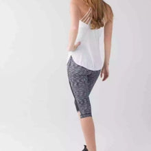 Load image into Gallery viewer, Lululemon Drop It Like It’s Hot Crop size 6
