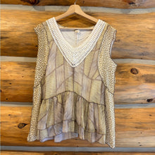 Load image into Gallery viewer, Anthropologie One September V Neck size S
