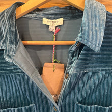 Load image into Gallery viewer, NWT Umgee Crushed Velvet Button Down size M
