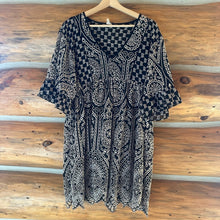 Load image into Gallery viewer, Anthropologie Akemi &amp; Kin Brooke Eyelet Dress size 4

