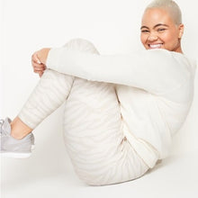 Load image into Gallery viewer, Old Navy High-Waisted Powersoft 7/8 Leggings size M
