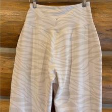 Load image into Gallery viewer, Old Navy High-Waisted Powersoft 7/8 Leggings size M
