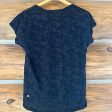 Load image into Gallery viewer, Lululemon Miles Ahead Short Sleeve Camo size 6
