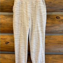 Load image into Gallery viewer, Old Navy High-Waisted Powersoft 7/8 Leggings size M
