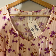 Load image into Gallery viewer, NWT Honeyme Floral Top size Small
