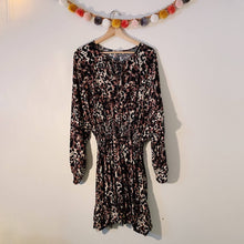 Load image into Gallery viewer, Easel Dress size Small
